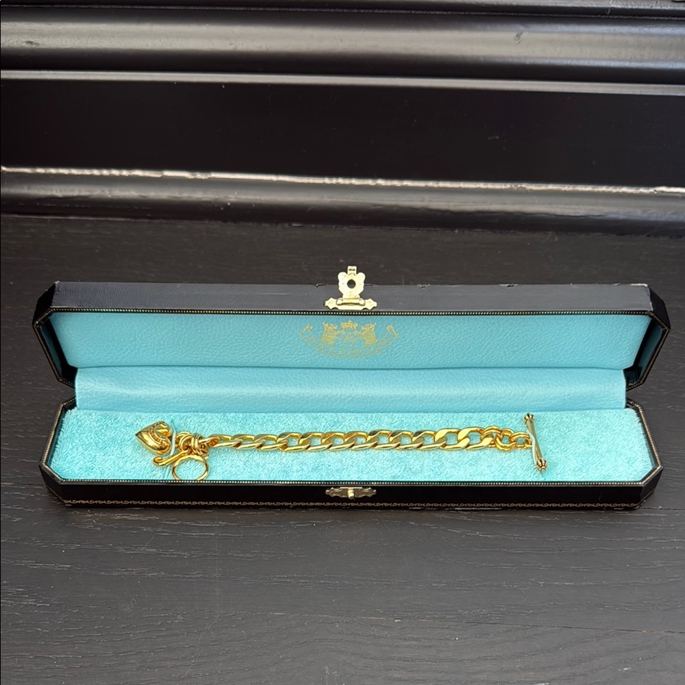 New in box Juicy Couture gold charm bracelet with heart and j charm - Picture 1 of 8